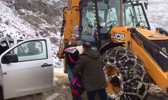 Siirt'te karla kaplı yollarda ekipler, 8 aylık bebek için seferber oldu