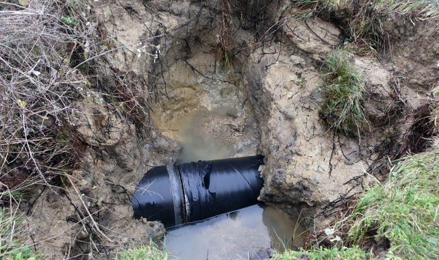 Sinop'ta heyelan nedeniyle içme suyu borusu kırıldı