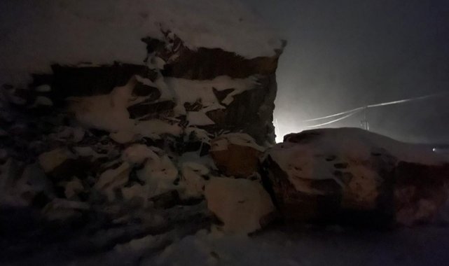 Şırnak'ta dev kayalar ilçe yolunu ulaşıma kapattı