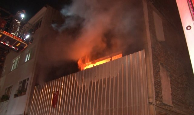 Şişli'de evsizlerin kaldığı metruk bina alev alev yandı