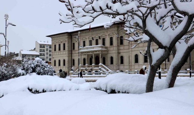 Sivas'ta bin 30 yerleşim yeri araç ulaşımına kapandı