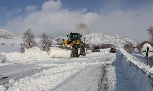 Sivas'ta karla mücadele, bin 7 yol ulaşıma açıldı
