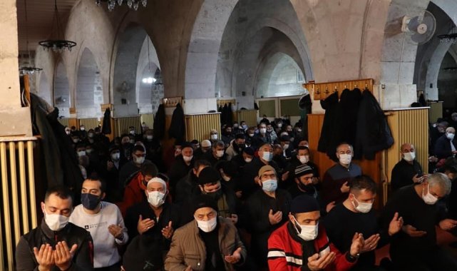Sivas'ta Ulu Cami sabah namazında doldu taştı