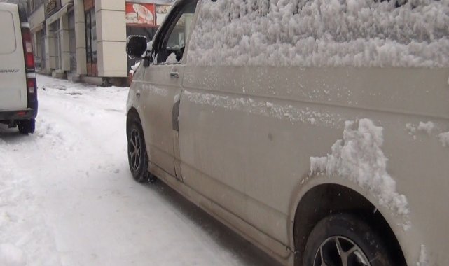 Tavşanlı'da kar ulaşımda aksamalara neden oldu