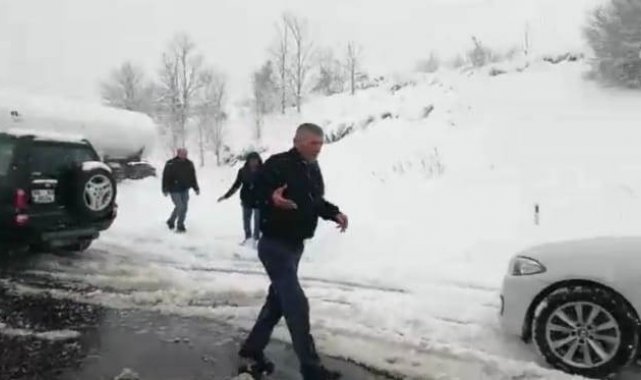 TEM'de kalan araçları, vatandaşlar kendi çabalarıyla kurtardı