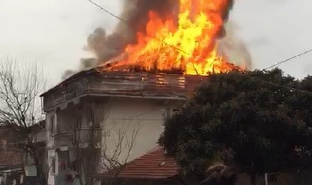 Tokat'ta çatı alev alev yandı