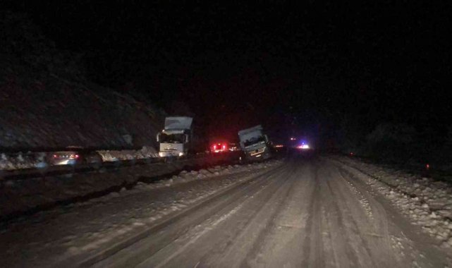 Tokat'ta yol ulaşıma kapatıldı, bir çok araç kara saplandı