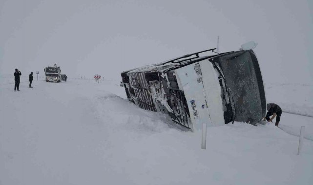 Turistleri taşıyan tur otobüsü devrildi: 4 yaralı