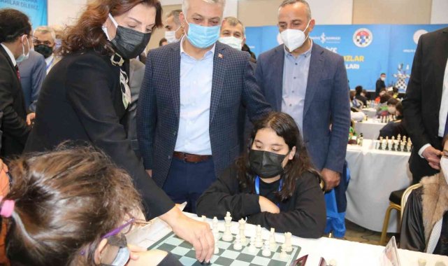 Türkiye Küçük ve Yıldızlar Satranç Şampiyonası'nda ilk hamleler yapıldı