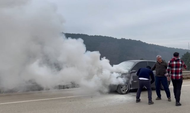 Uludağ yolundaki yoğunluktan yanan otomobil kullanılamaz hale geldi