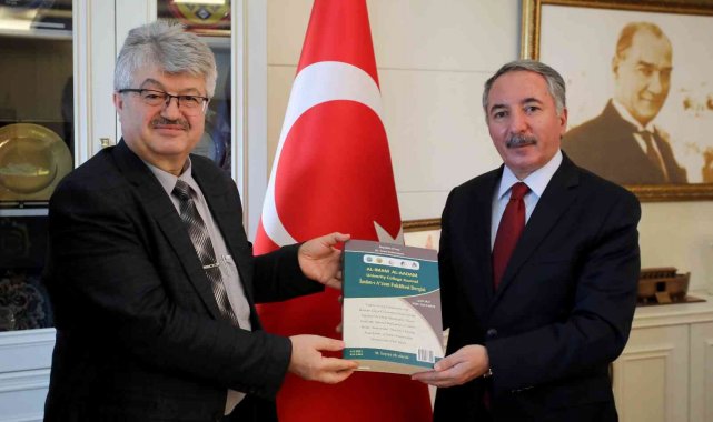 Uluslararası İslâmî ve İnsanî Araştırmalar Sempozyumu kitabı AİÇÜ Rektörü Prof. Dr. Karabulut'a takdim edildi