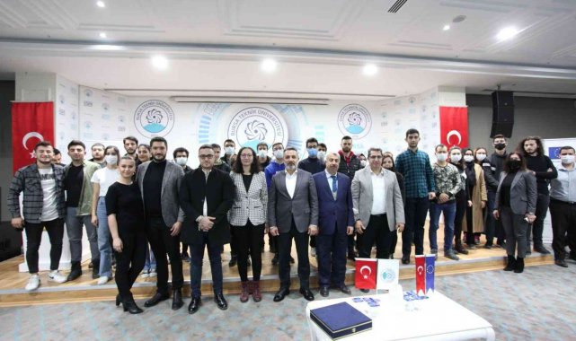 Üniversiteliler, Bursa AB Bilgi Merkezi ile sosyal medyada dezenformasyonu konuştu