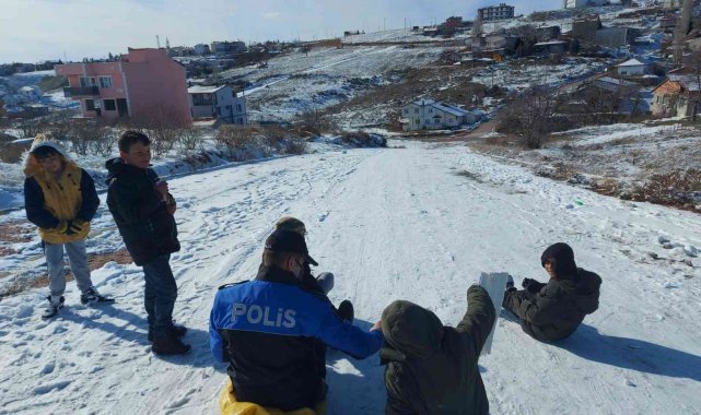 Uşak polisi, çocuklarla sokakta poşetle kaydı