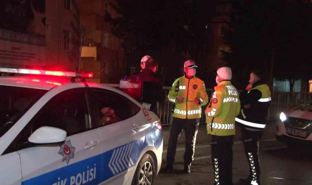 Üsküdar'da alkollü sürücünün bariyerlere çarptığı lüks cip hurdaya döndü