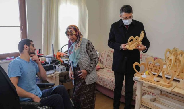 Vali Çelik, tekerlekli sandalyeye mahkum Ali Durmaz'ın çalışma azmine hayran kaldı