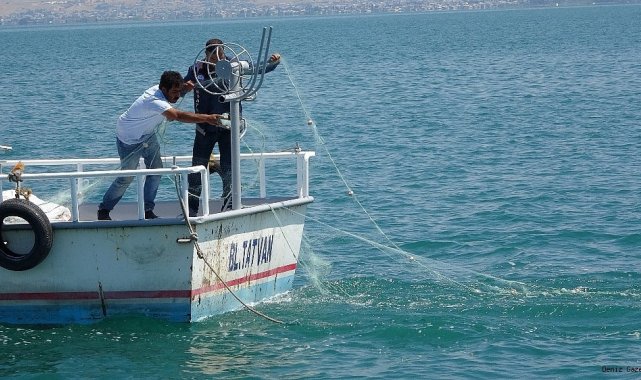 Van Gölü'nde faaliyet gösteren kayıtlı balıkçı teknelerine destek