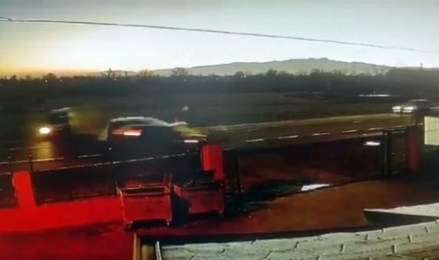 Yakını gözü önünde kaza yapınca şoka girdi: O anlar kamerada