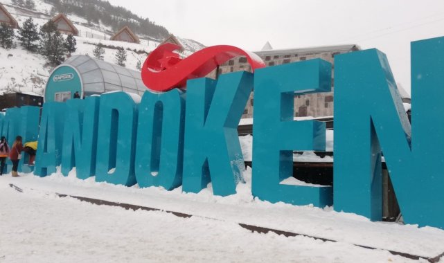 Yılın ilk gününde Palandöken'de kayakçılar yoğunluk oluşturdu