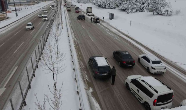 Yoldan çıkan otobüs ve kamyonlar Bursa-İzmir karayolunu trafiğe kapattı
