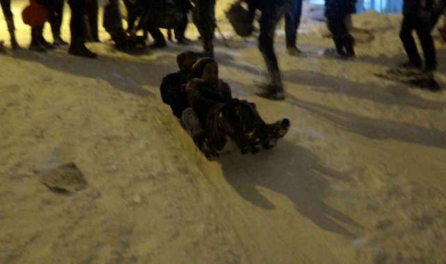 Yozgat'ta tepsiyle kayak, çılgınca eğlence