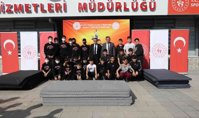 'Minder bizden pehlivan sizden' projesi kapsamında okullara minder verildi
