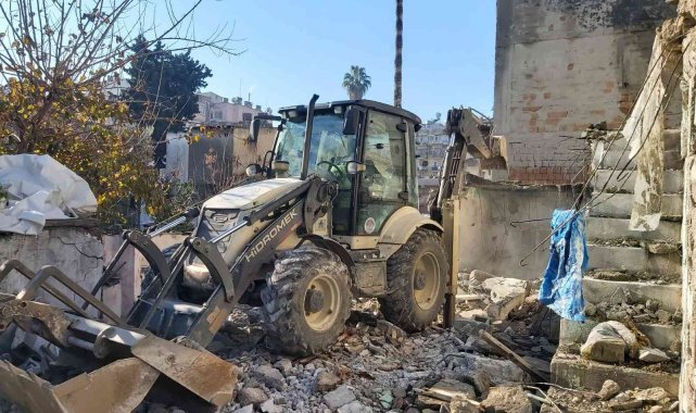 Akdeniz'de bir metruk bina daha yıkıldı