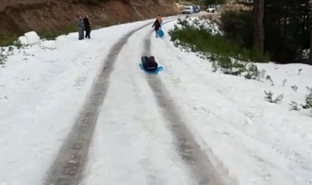 Araçlar yaylaya çıkamayınca çocuklar buzlanan yolda kayarak eğlendi
