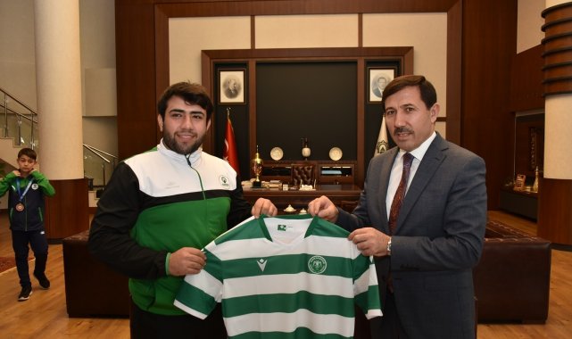 Başkan Kılca'dan başarılı sporculara ödül
