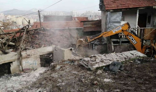 Başkent'te çöken metruk gecekondunun yıkım çalışmalarına başlandı