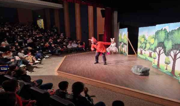 Bodrum'da tiyatrocular, yangından etkilenen çocuklar için sahneye çıktı