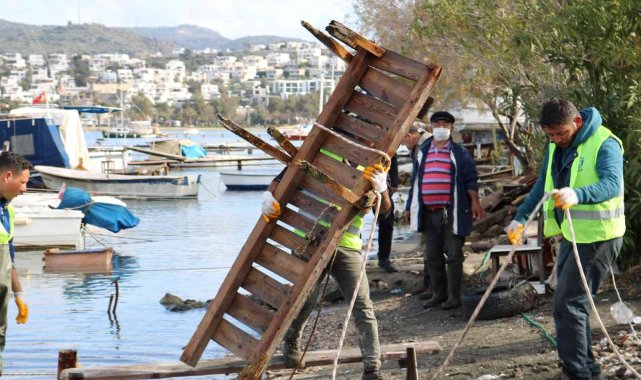 Bodrum'da kaçak iskeleler yıkılıyor