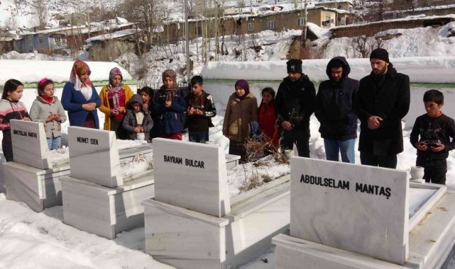 Çığda şehit olan güvenlik korucuları mezarları başında anıldı