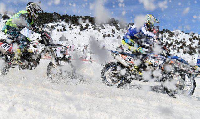 Davraz'da düzenlenen motosnow yarışları nefes kesti