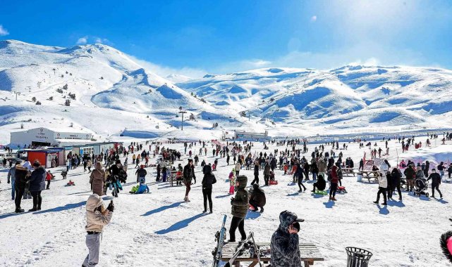 Denizli Kayak Merkezi'nde kar kalınlığı 180 santimetreyi buldu