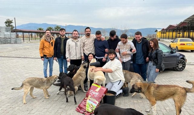 Efeler AK Gençlik sokak hayvanlarını unutmadı