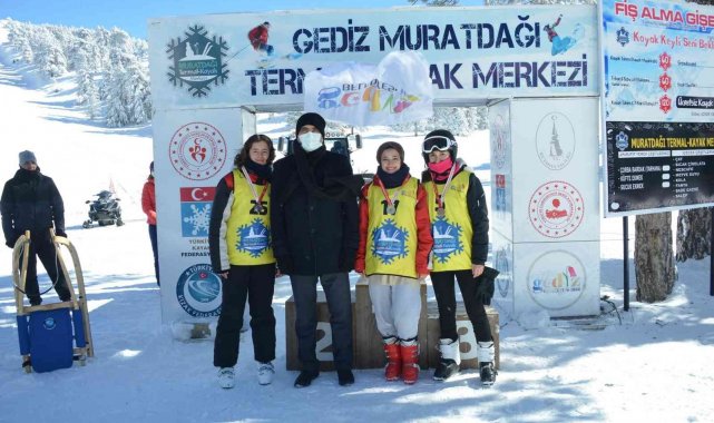 Gediz Muratdağı Termal Kayak Merkezi'nde kayak ve kızak yarışmaları