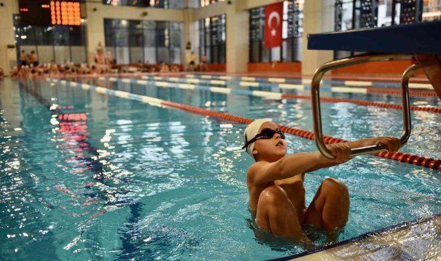 Geleceğin şampiyon yüzücüleri Aliağa'da yarıştı