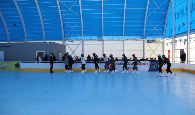 İpekyolu'nda öğrenciler buz pistiyle tanıştı
