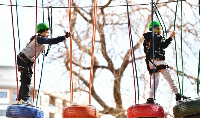İşitme engelli ailelerin çocukları Macera Park'ta