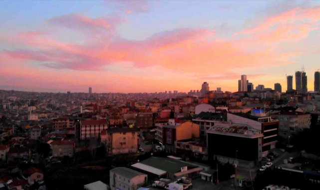 İstanbul'da gökyüzü kızıla büründü