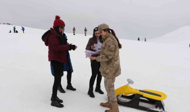 Jandarma, kayak merkezinde KADES'i tanıttı