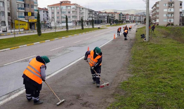 Karın ardından kum ve tuz temizleniyor