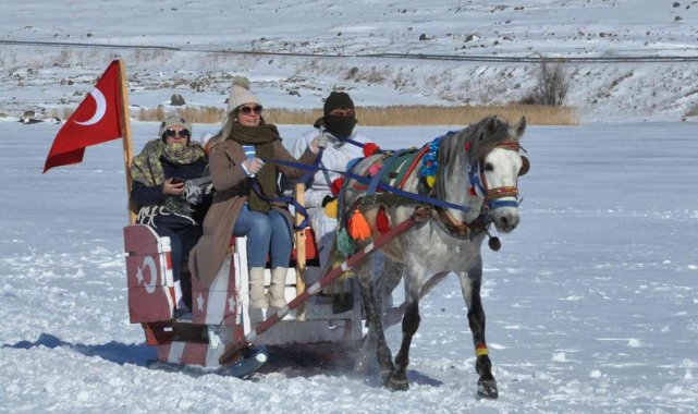 Kars'ta masalsı atlı kızak seferleri sürüyor