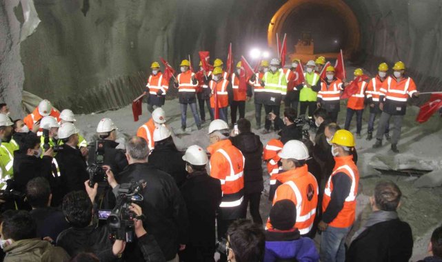 Kazdağları'nda Çanakkale Ayvacık-Küçükuyu Yolu T-2 Tüneli'nde ışık göründü