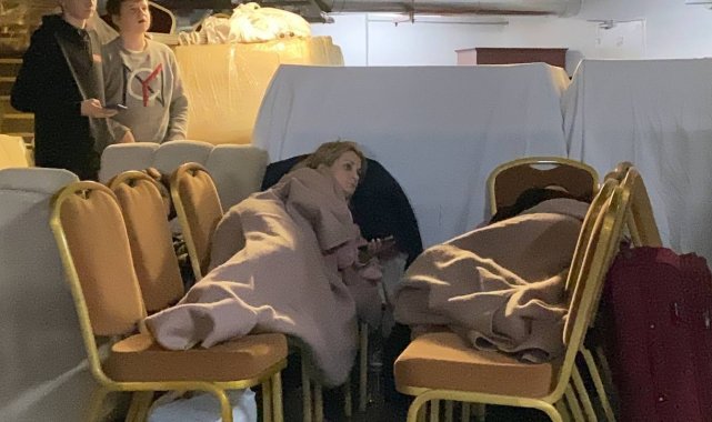Kiev'de patlama tehlikesi üzerine otel müşterileri sığınaklara indirildi