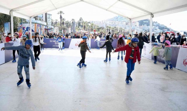Kuşadası'nda buz pateni keyfi