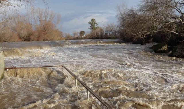 Manavgat Şelalesi'nde bulunan tesisler sular altında kaldı