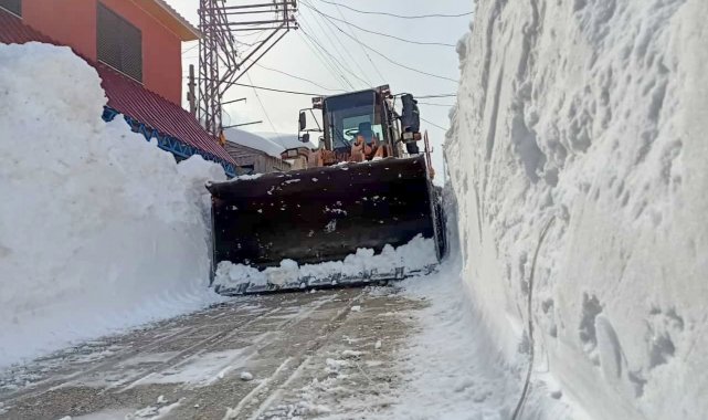 Osmaniye'nin yüksek kesimlerinde karla mücadele sürüyor