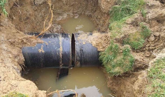 Sinop'ta heyelan nedeniyle su borusu kırıldı