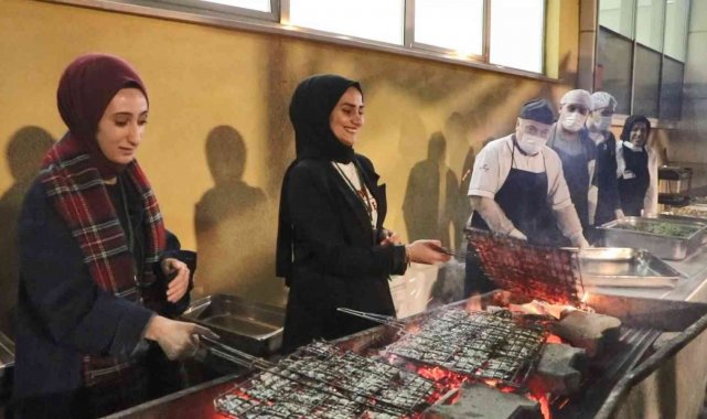 Üniversite öğrencilerine 'hamsi şöleni'